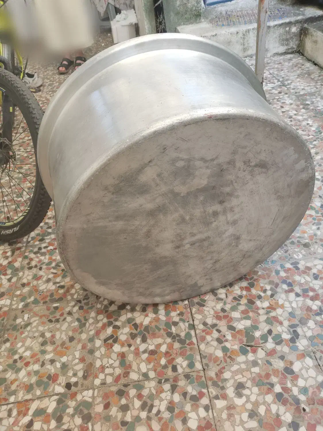 دیگ بزرگ|ظروف پخت‌وپز|رشت, کوی حسینی|دیوار