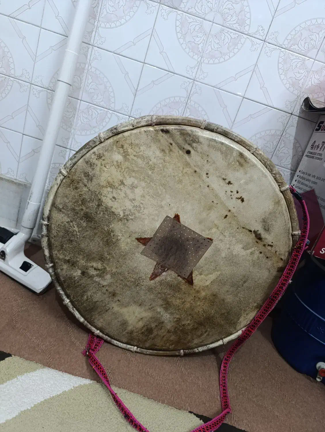 دهل بختیاری|سازهای سنتی|نجف‌آباد, یزدانشهر|دیوار