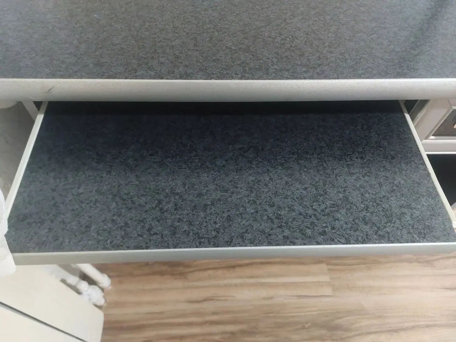 میز|میز تحریر و کامپیوتر|رشت, گلسار|دیوار