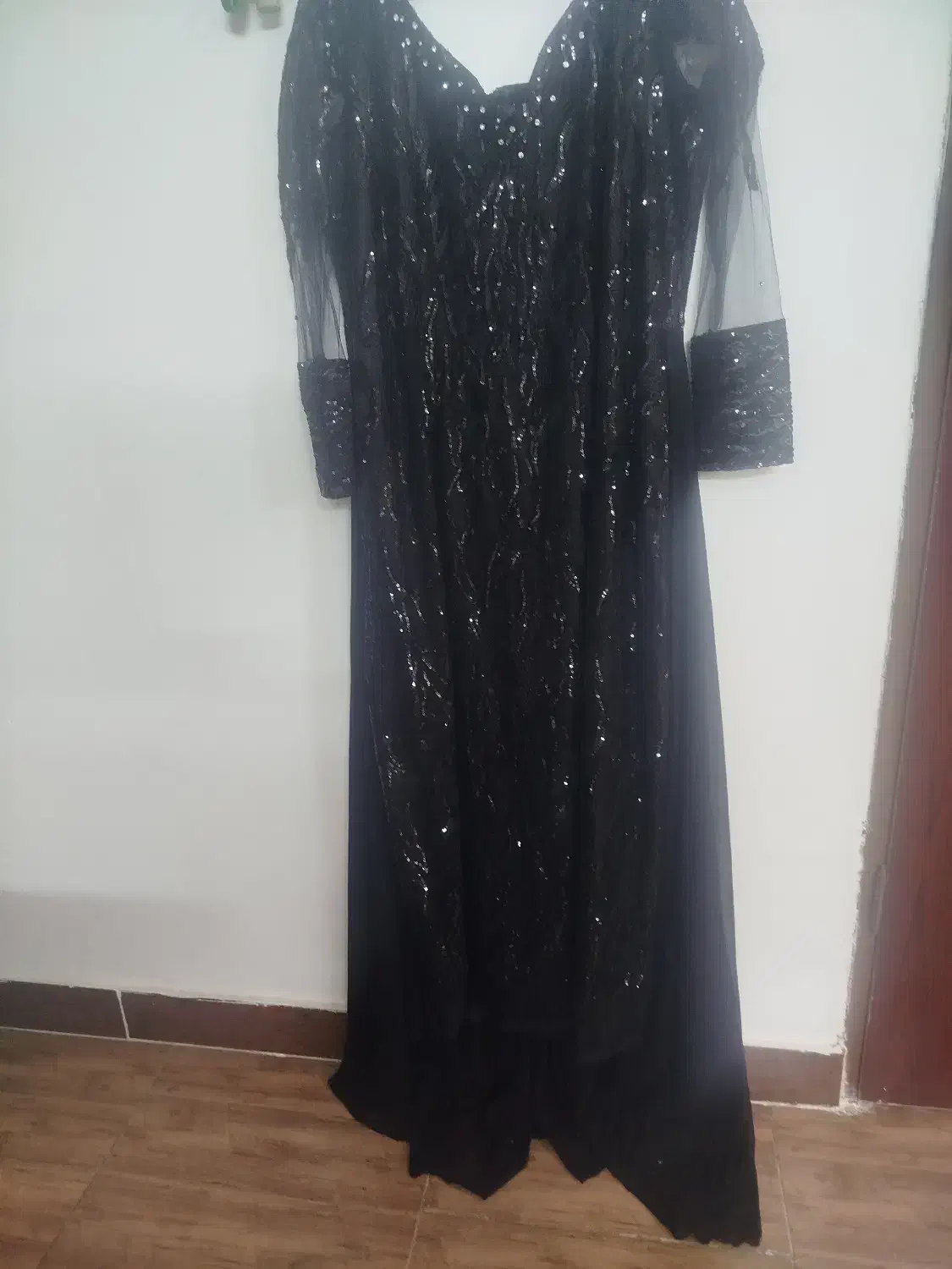 پیراهن مجلسی|لباس|ورامین, ورامین|دیوار