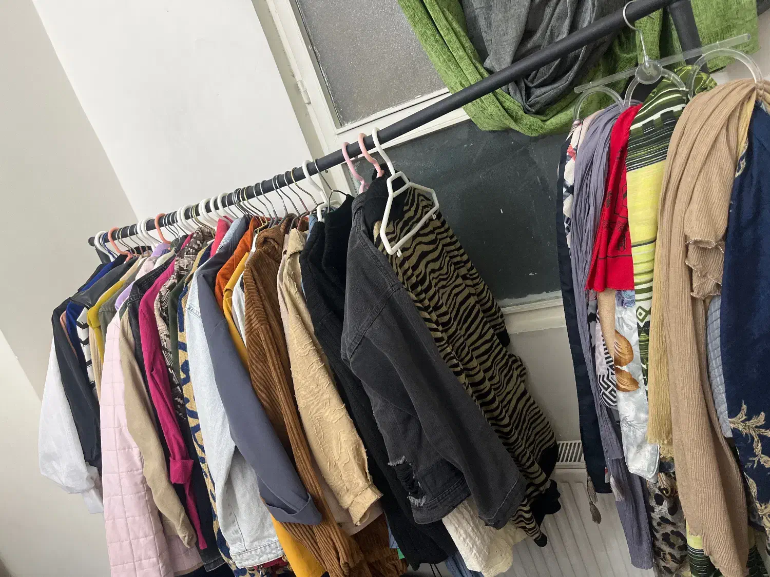 رگال لباس بزرگ|بندرخت و رخت‌آویز|فردیس, نگارستان|دیوار