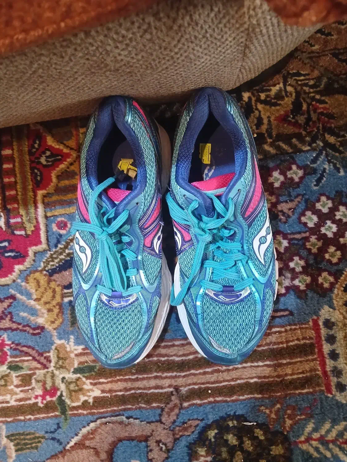 تعدادی کفش اسپورت درحدنواصلاپوشیده نشده'|کیف، کفش، کمربند|پردیس, فاز ۳|دیوار