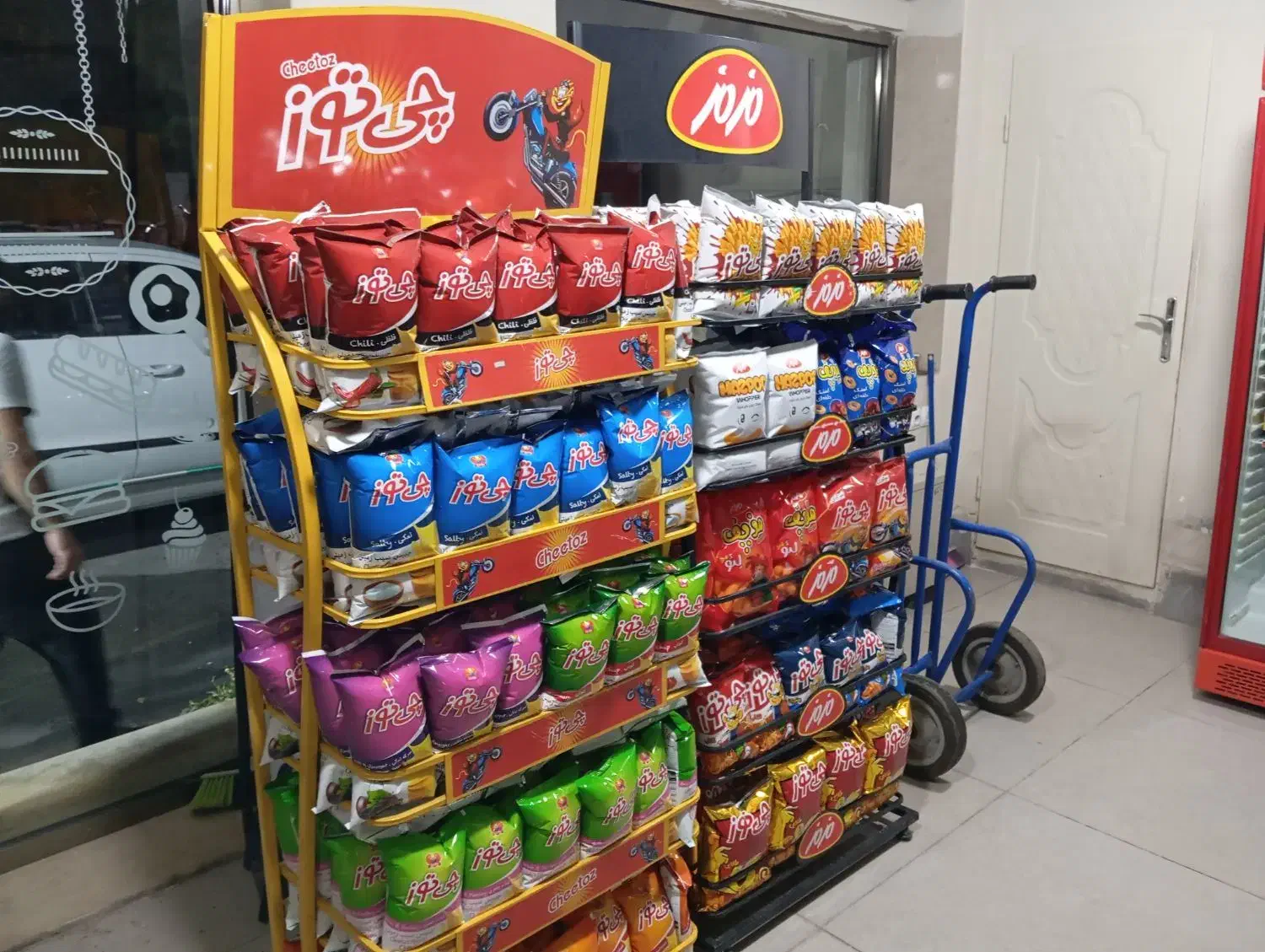 نیازمند نیروی کار آقا وخانم در بوفه ساندویچی|استخدام خدمات فروشگاه و رستوران|تبریز, |دیوار