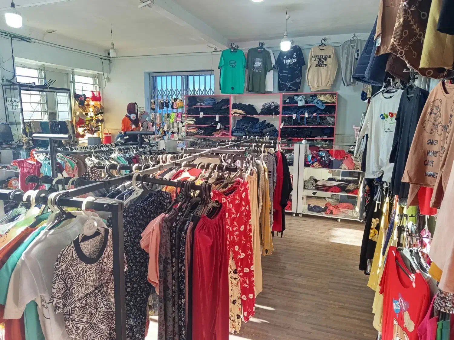 فروش مقداری پوشاک زنانه مردانه وبچگانه|فروشگاه و مغازه|ماهان, |دیوار