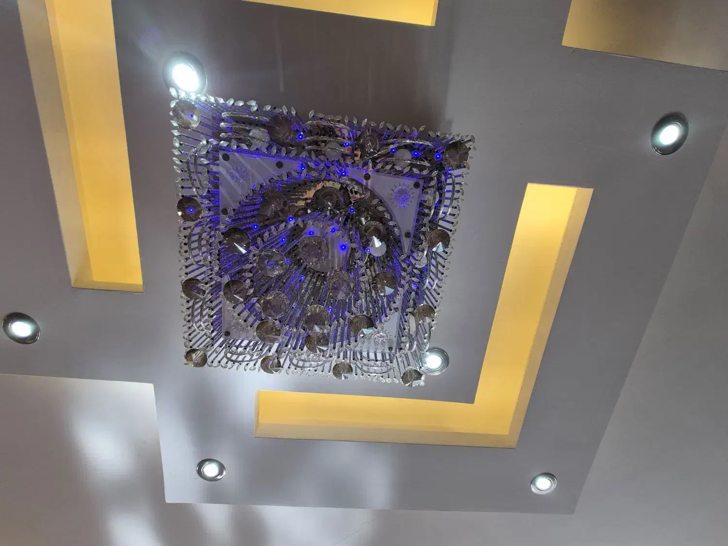 لوستر  ال ای دی کنترلی همراه با رقص نور|لوستر و چراغ آویز|اصفهان, بهارستان|دیوار