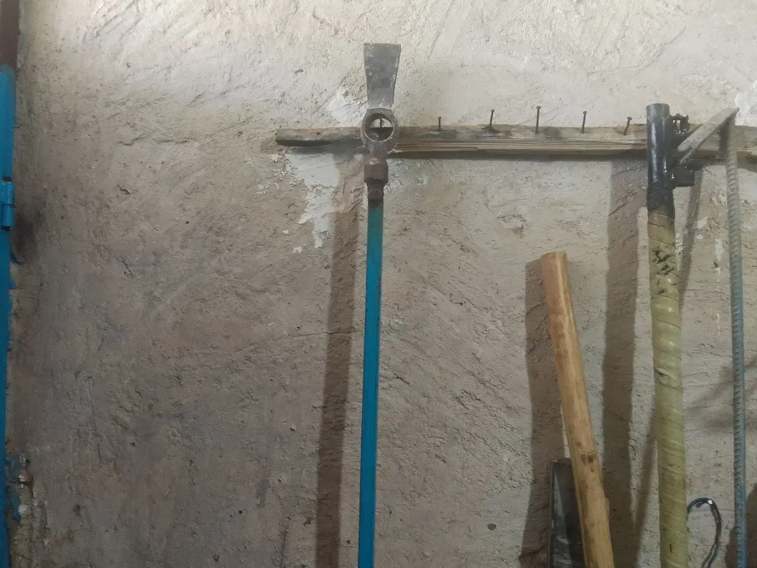 تیشه دسته بلند|ابزارآلات|کاکی, |دیوار