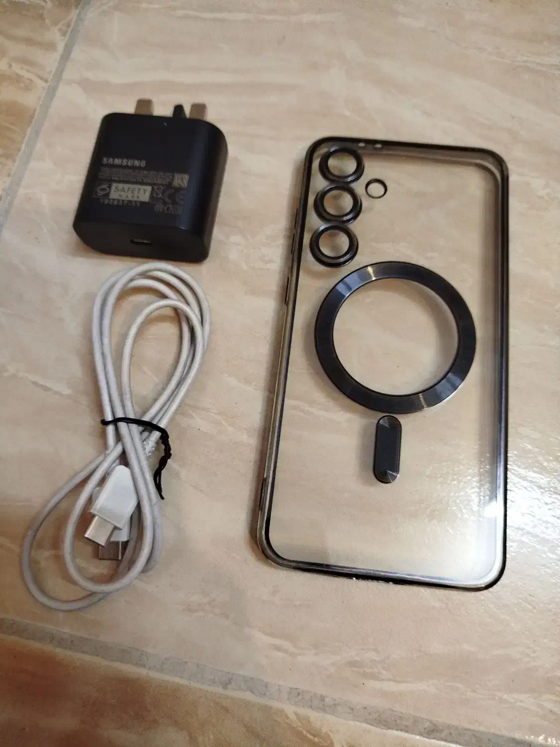 سلام..شارژر سامسونگ و قاب s24 سالم و تمیز|لوازم جانبی موبایل و تبلت|اصفهان, شاه پسند|دیوار