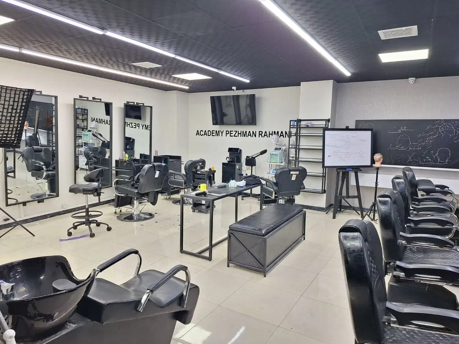 اجاره زیرزمین ۱۰۰ متری آرایشگاه|اجارهٔ دفتر کار، اتاق اداری، مطب|رباطکریم, رباطکریم|دیوار