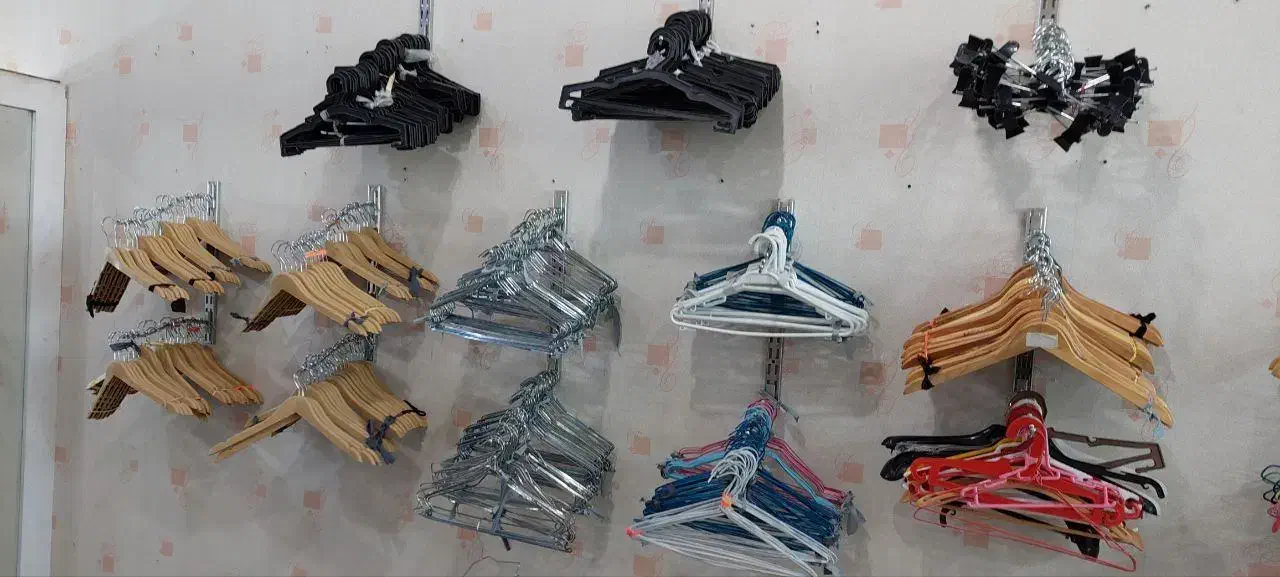 تعدادی مانکن ،چوبکار و رگال دیواری با قیمت مناسب|فروشگاه و مغازه|قم, صدوق|دیوار