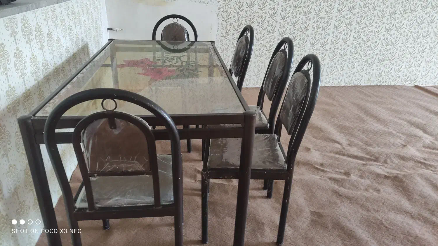 میز نهار خوری،فلزیوشیشه ای ۶نفره،درحدنووتمیز|میز و صندلی غذاخوری|شیروان (خراسان), |دیوار
