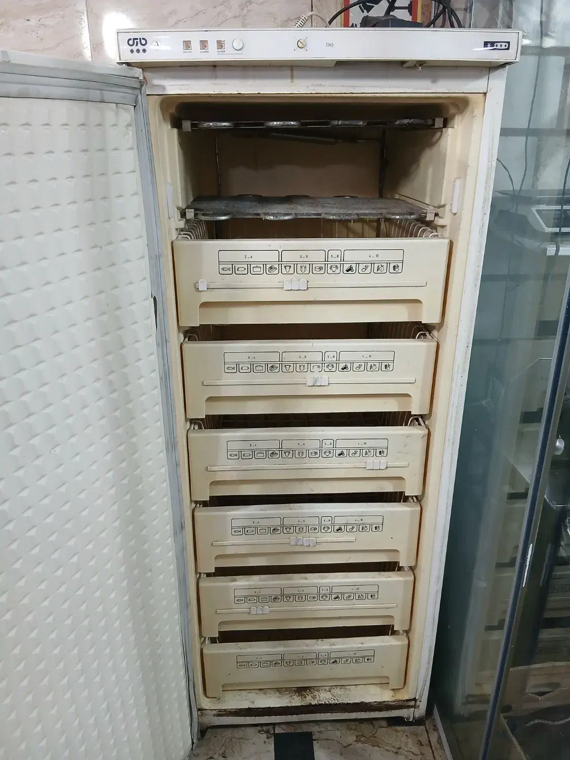 تابلو روان فریزر میز و صندلی|میز و صندلی غذاخوری|تهران, میدان میوه و تره‌بار مرکزی|دیوار