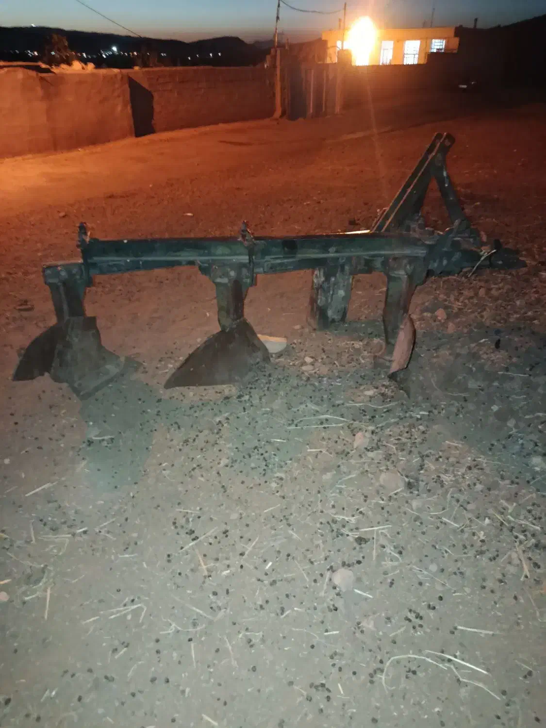 گاوآهن رومانی بسیار تمیز|ماشین‌آلات صنعتی|ویسیان, |دیوار