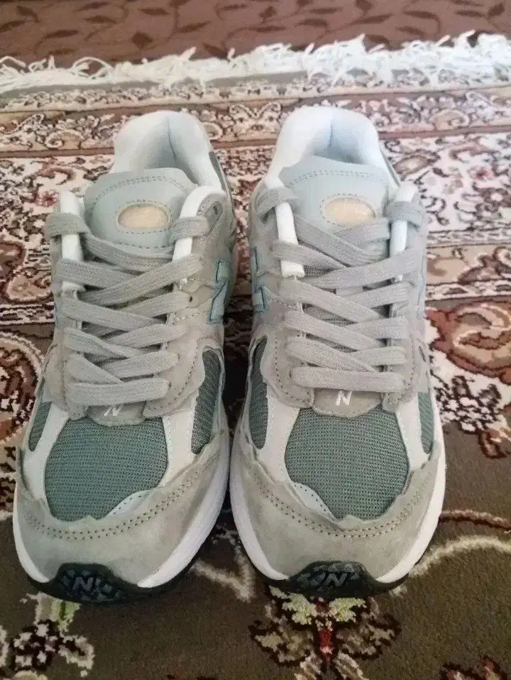 2 عدد کتونی نیوبالانس 2002 و فیول سل|کیف، کفش، کمربند|مهاجران, |دیوار