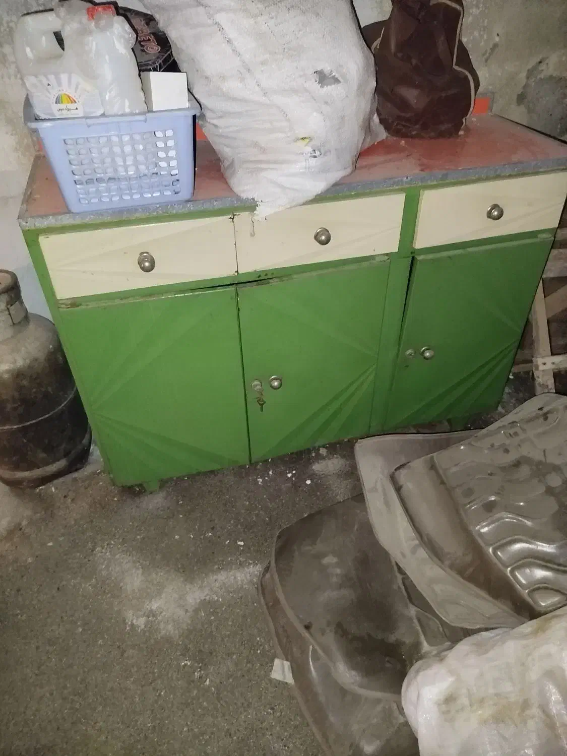 قفسه فلزیو کابینت فلزی به فروش میرسد|کتابخانه، شلف، قفسه‌های دیواری|ارومیه, |دیوار