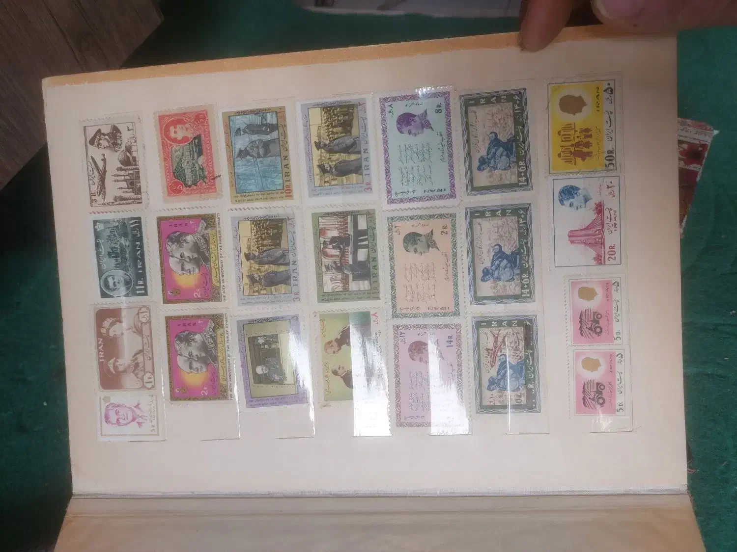 آلبوم تمبر.|کلکسیون سکه، تمبر، اسکناس|شهر ری, شهادت|دیوار