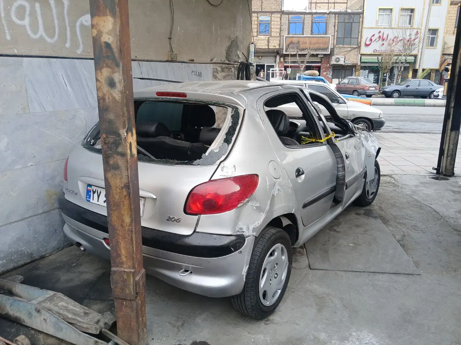 ۲۰۶ مدل ۱۳۸۲ تیپ ۲ تصادفی|خودرو سواری و وانت|باقرشهر, |دیوار