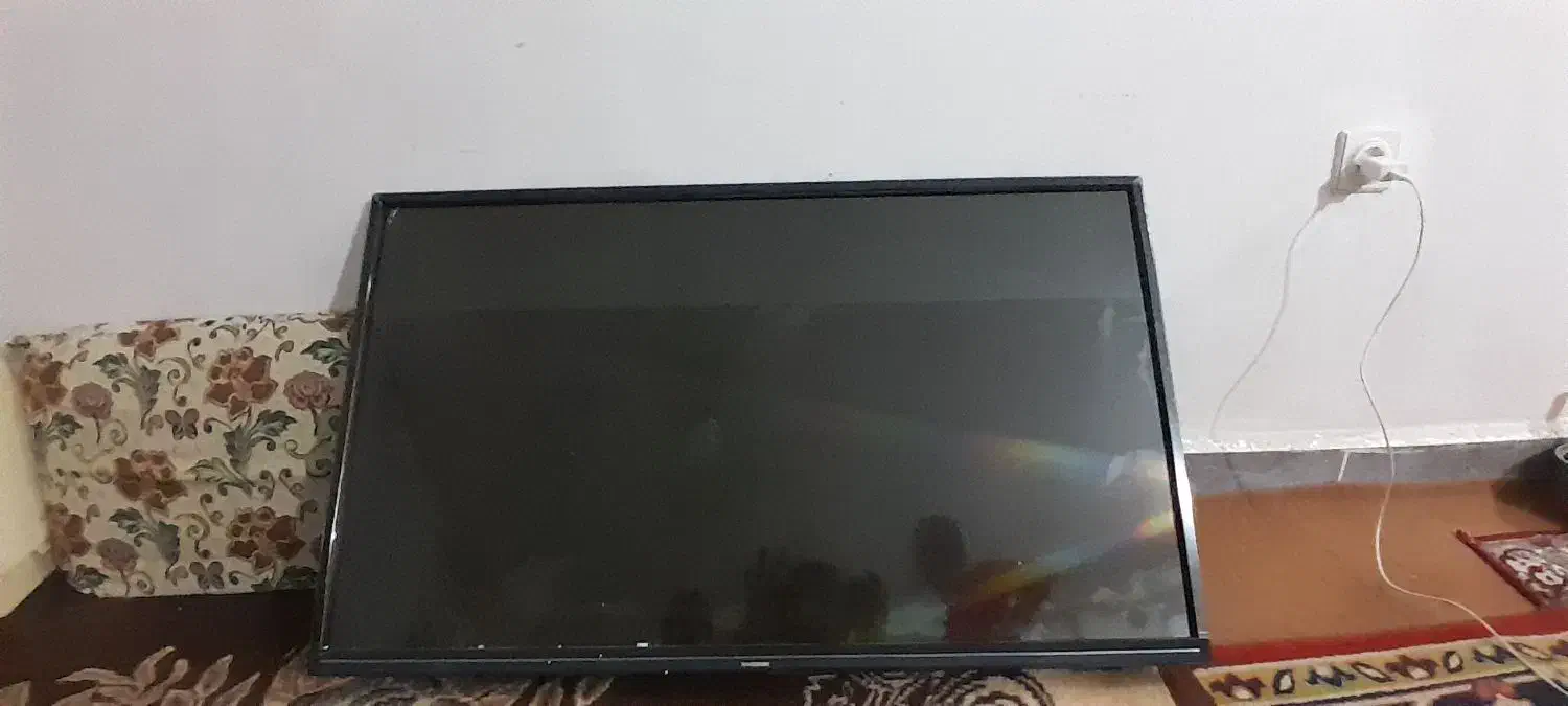 با عرض و سلام یه عدد تلوزیون ۴۳ و صفحه شکسته|تلویزیون و پروژکتور|تبریز, |دیوار