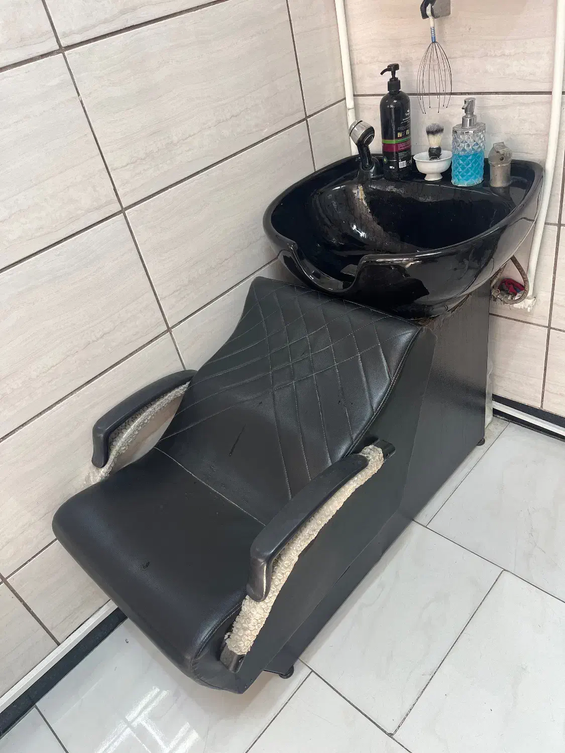 سرشور خوابیده آرایشگاهی|آرایشگاه و سالن‌های زیبایی|گنبد کاووس, |دیوار