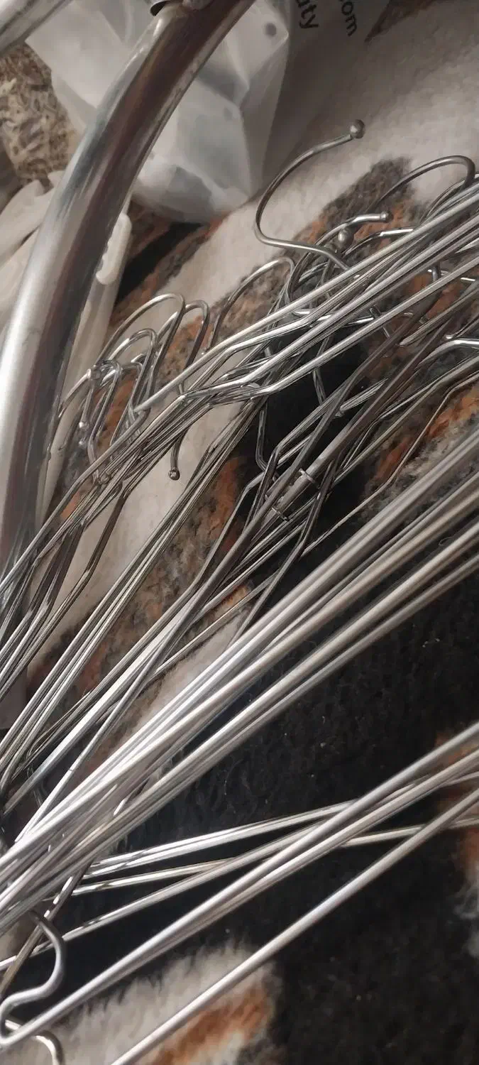 مقداری آویز لباس در رنگهای سفید سیاه و فلزی|بندرخت و رخت‌آویز|لاجان, |دیوار