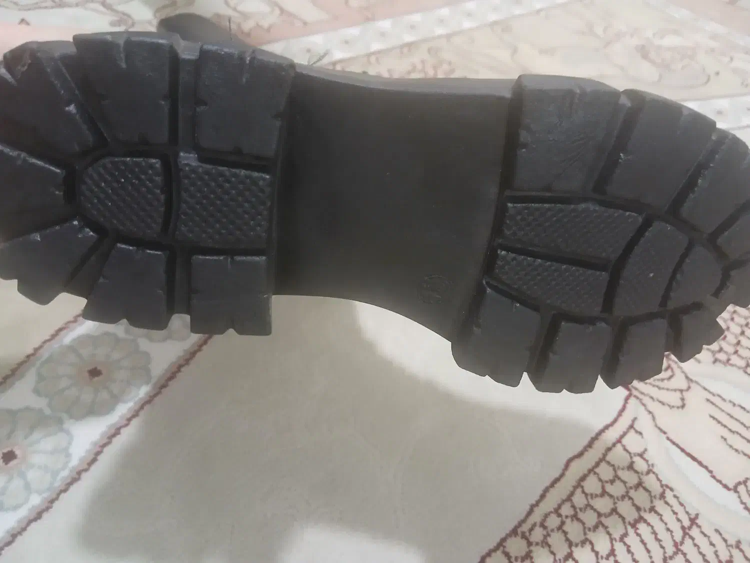 بوت بلند|کیف، کفش، کمربند|مسجد سلیمان, |دیوار