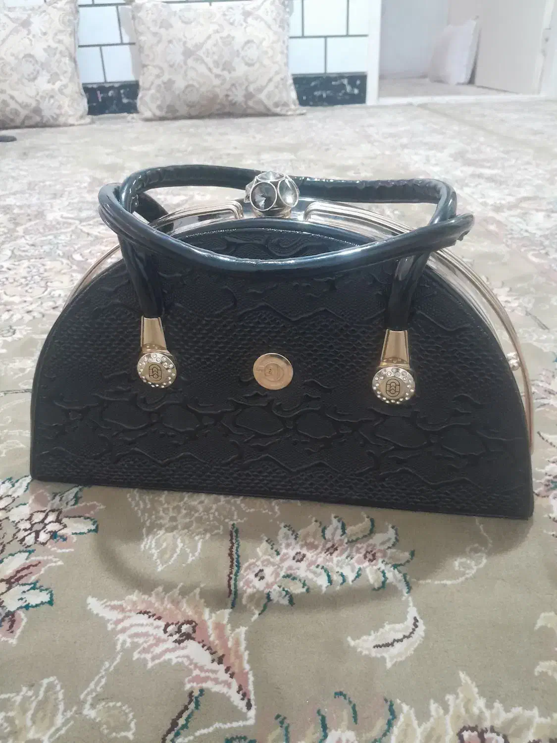 کیف نونو|کیف، کفش، کمربند|کاشان, کارگر|دیوار