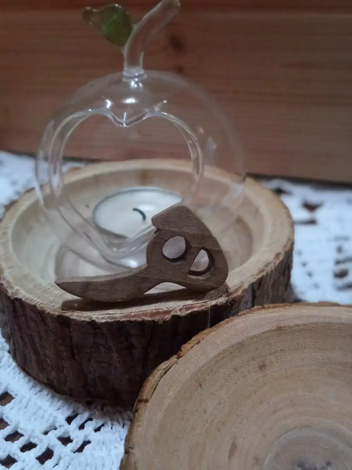 (۸۱)پلاک گردنبند دست‌ساز چوبی|بدلیجات|رشت, جانبازان|دیوار