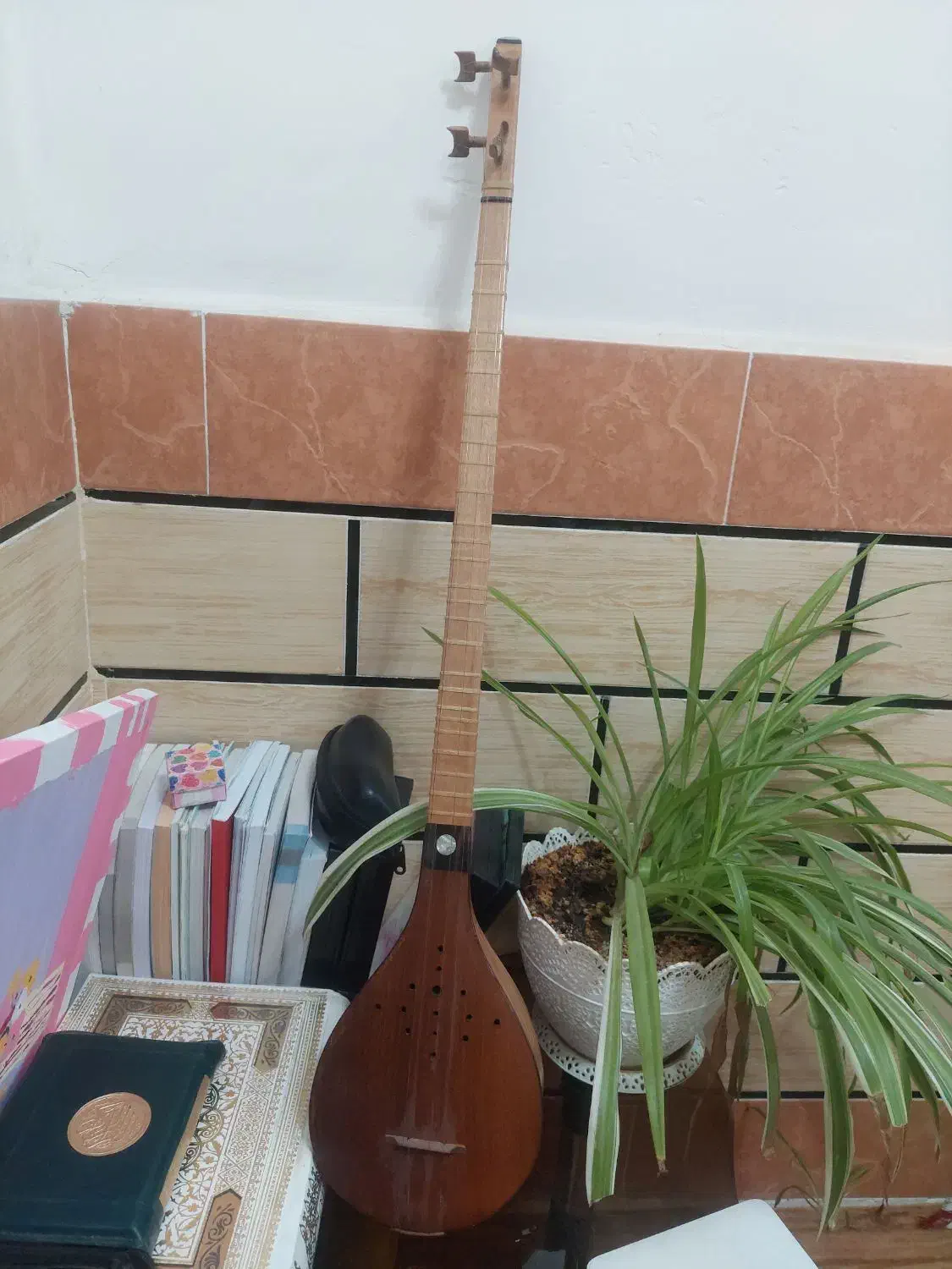 سه تار پایروند|سازهای سنتی|شوش, |دیوار