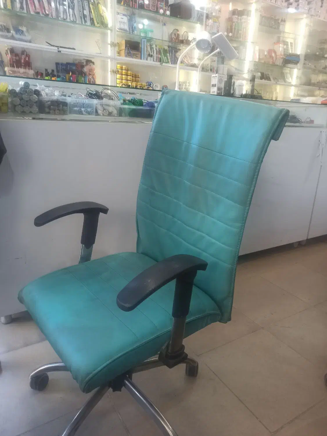 صندلی چرخدار|صندلی و نیمکت|اهواز, باغ شیخ|دیوار