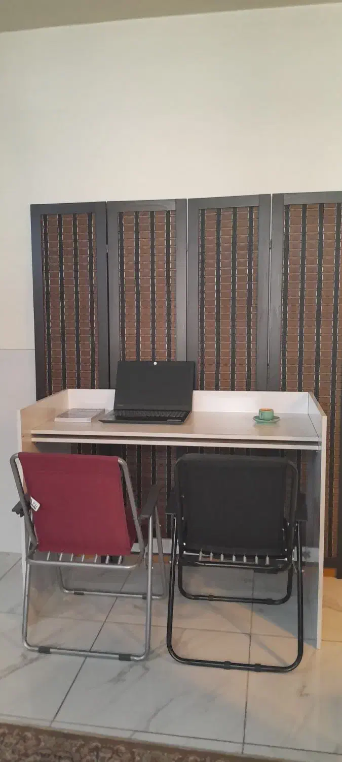 میز تحریر یا کامپیوتر|میز تحریر و کامپیوتر|اندیشه, اندیشه فاز ۱|دیوار