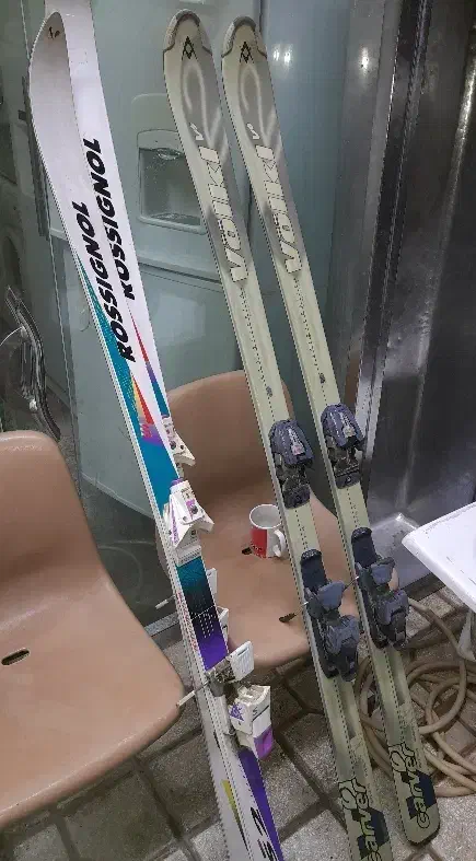 اسکی به همراه چوب اسکی|ورزشهای زمستانی|سبزوار, طبرسی (جعفرآباد)|دیوار