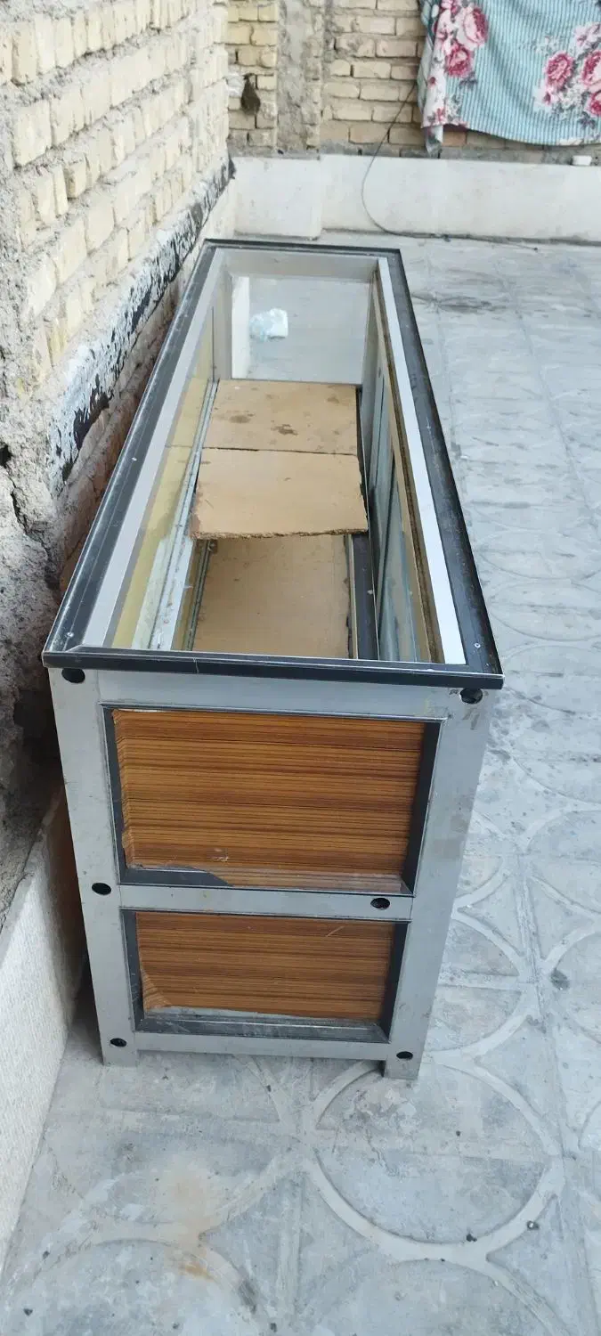 ویترین المنیومی در حد نو سالم|بوفه، ویترین، کنسول|شیراز, رکن‌آباد|دیوار