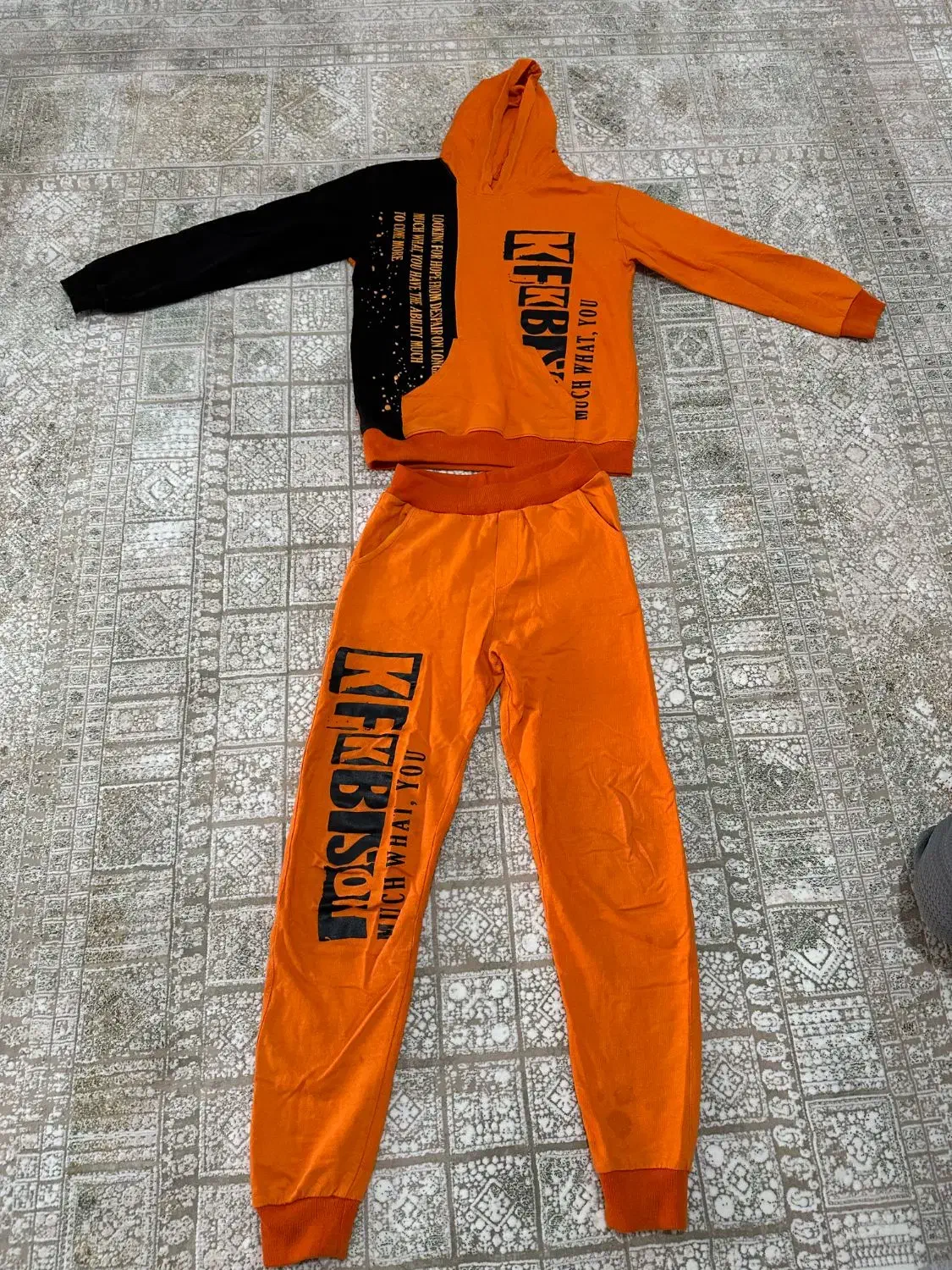 تعدادی هودی شلوار و کت و شلوار لی|لباس|هشتگرد, فشند|دیوار