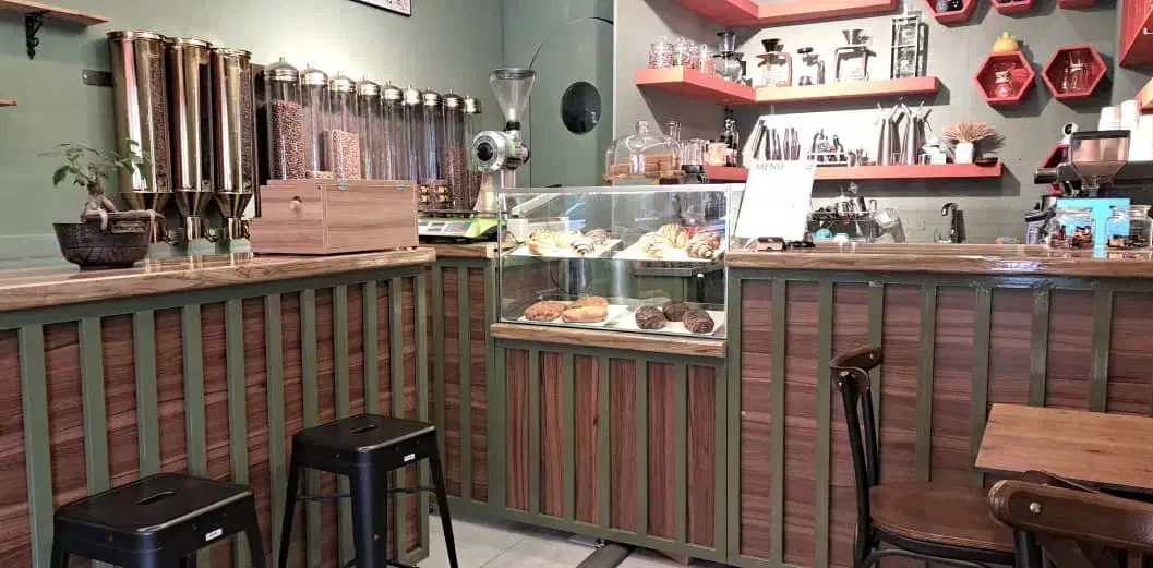 کمک باریستا و پیک پیاده|استخدام خدمات فروشگاه و رستوران|تهران, فردوسی|دیوار