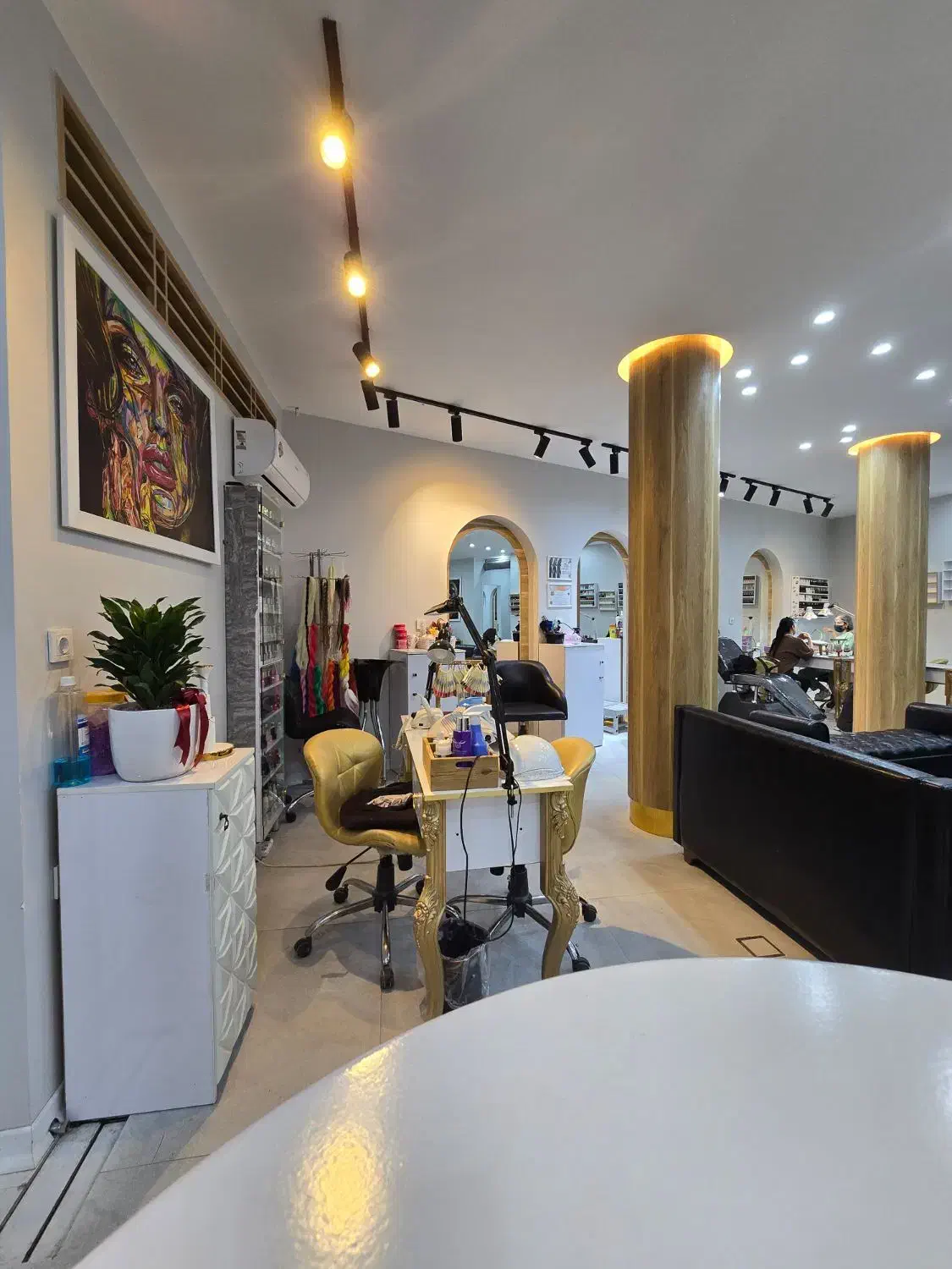 اجاره لاین ناخن ، مژه و کراتین در سالن زیبایی مجهز|خدمات آرایشگری و زیبایی|شیراز, رحمتآباد|دیوار