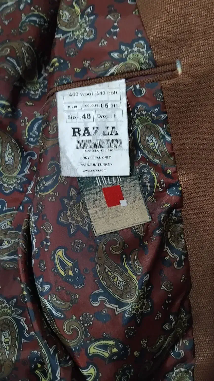 یک عدد کت مردانه و دو عدد زنانه نونونو|لباس|صدرا-فارس, فاز ۱|دیوار