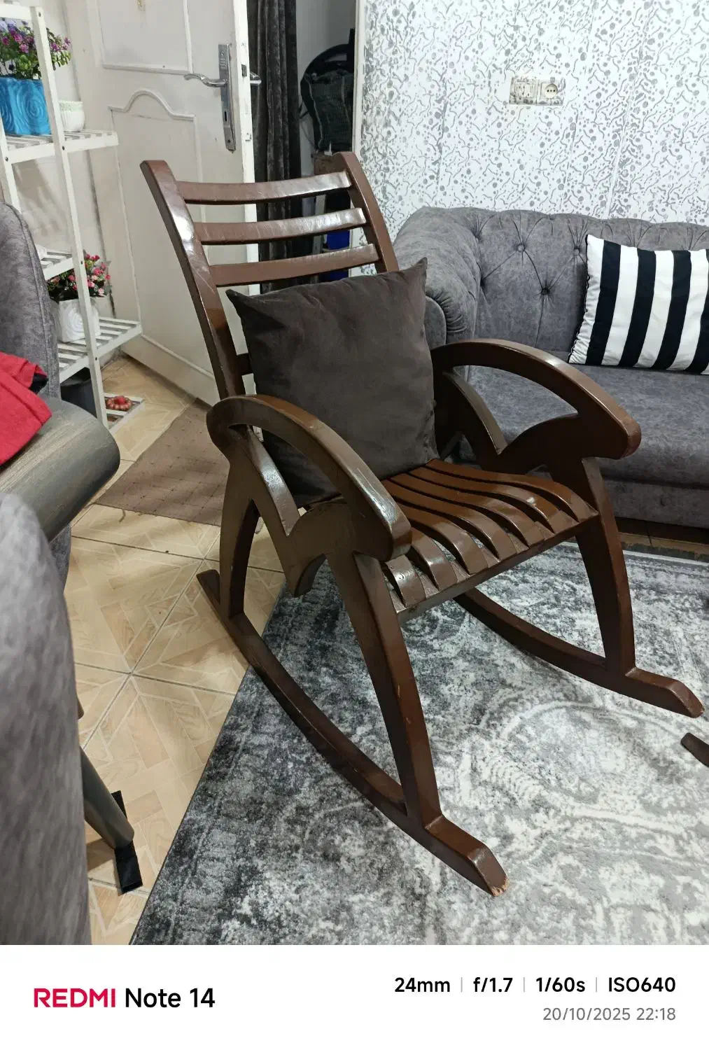 صندلی (راک)|صندلی و نیمکت|رشت, حمیدیان|دیوار