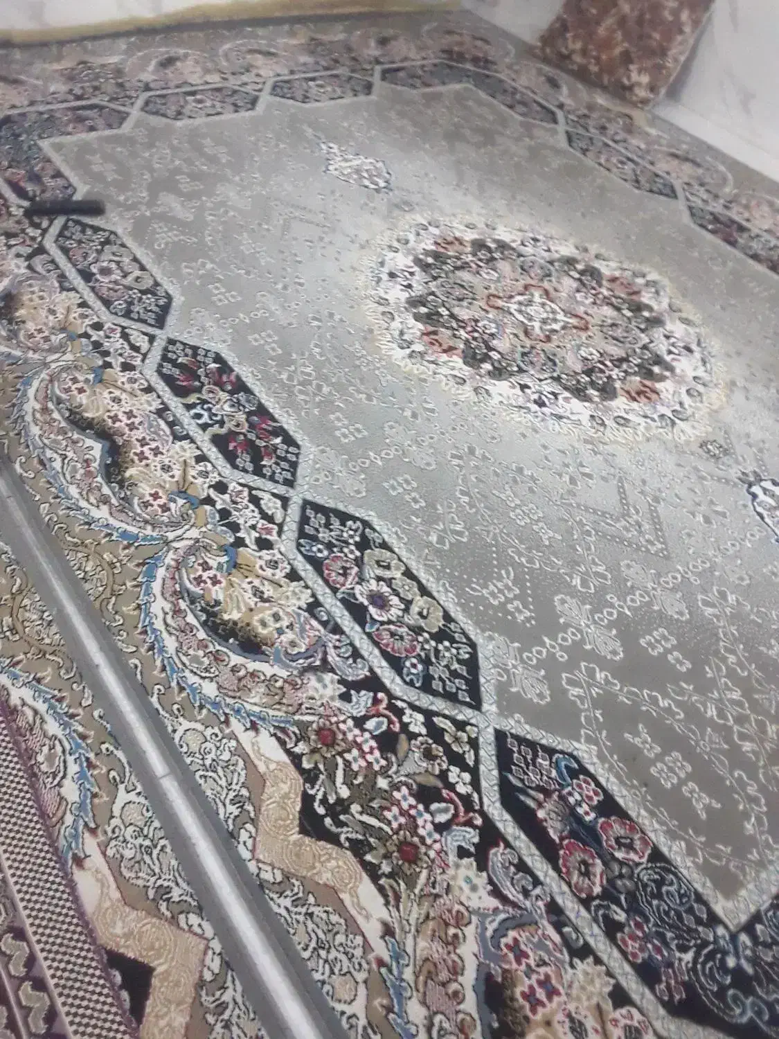 سه جفت فرش|فرش|مشهد, پروین اعتصامی|دیوار