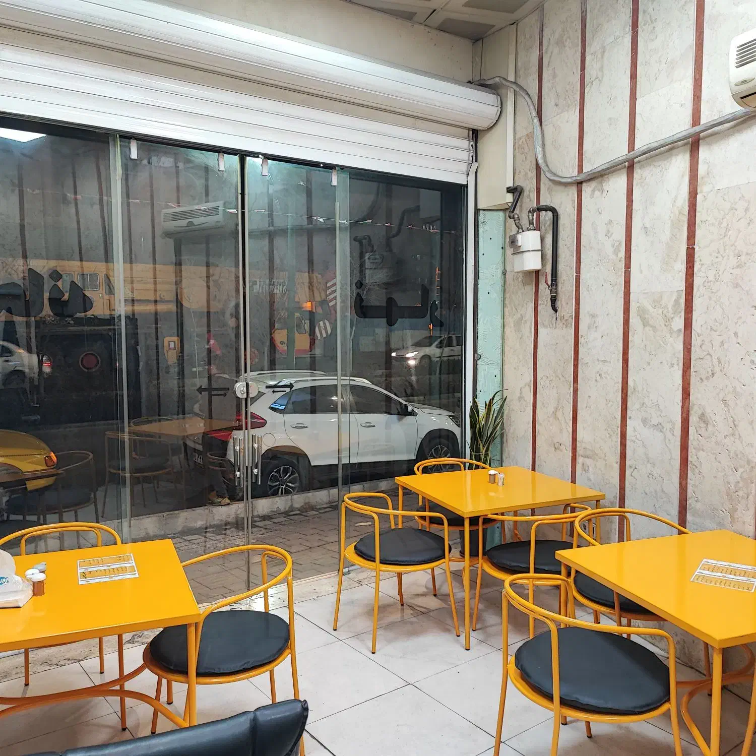 میز و صندلی فلزی در حد نو رستورانی|میز و صندلی غذاخوری|تهران, قیام|دیوار