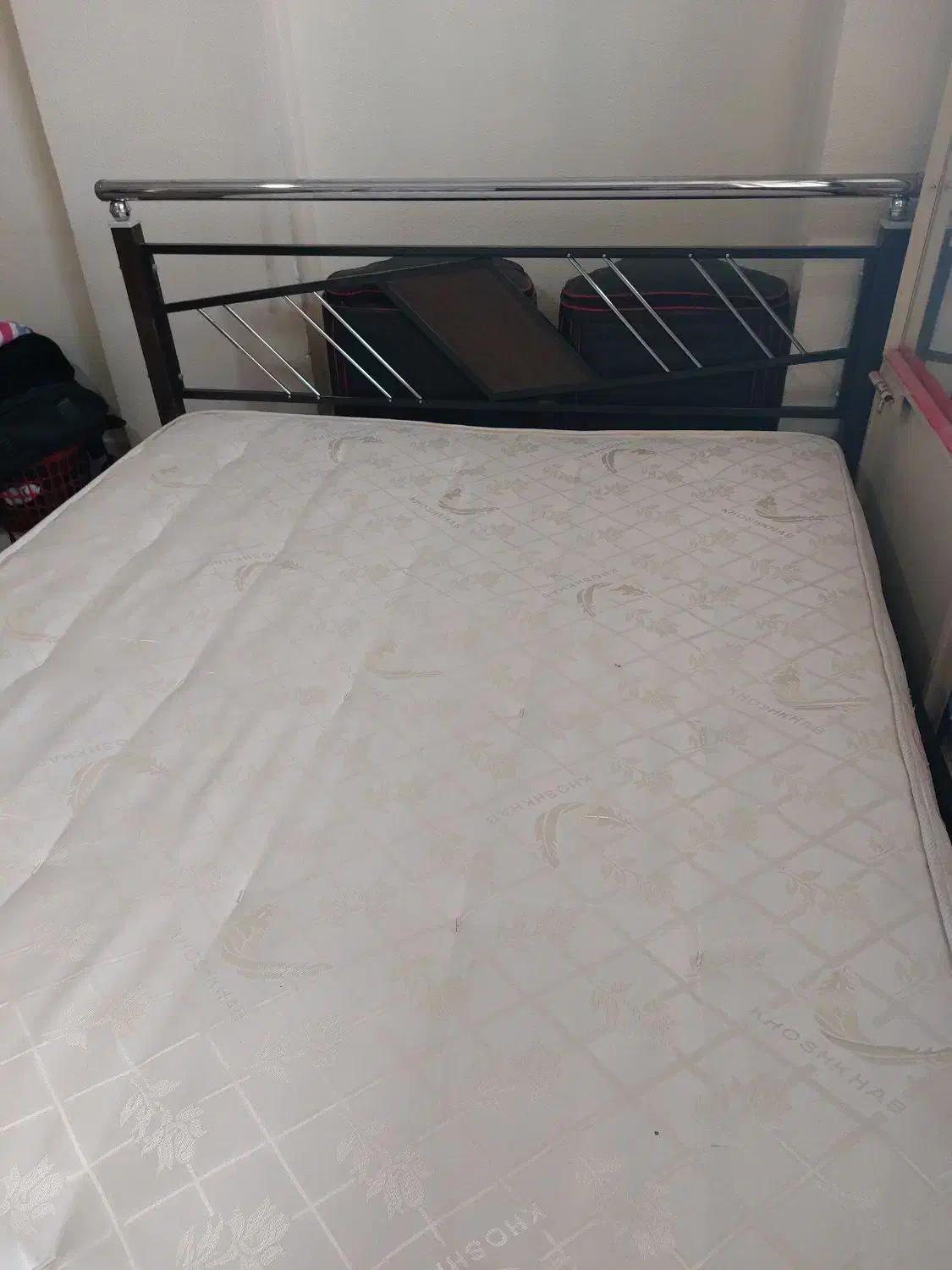 تخت خواب دونفره به همراه تشک|تخت و سرویس خواب|شاهینشهر, خانه کارگر|دیوار