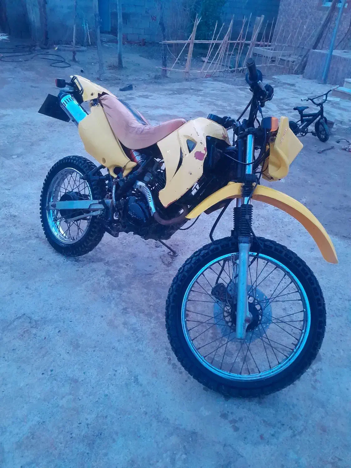 تریل|موتورسیکلت|انبارآلوم, |دیوار