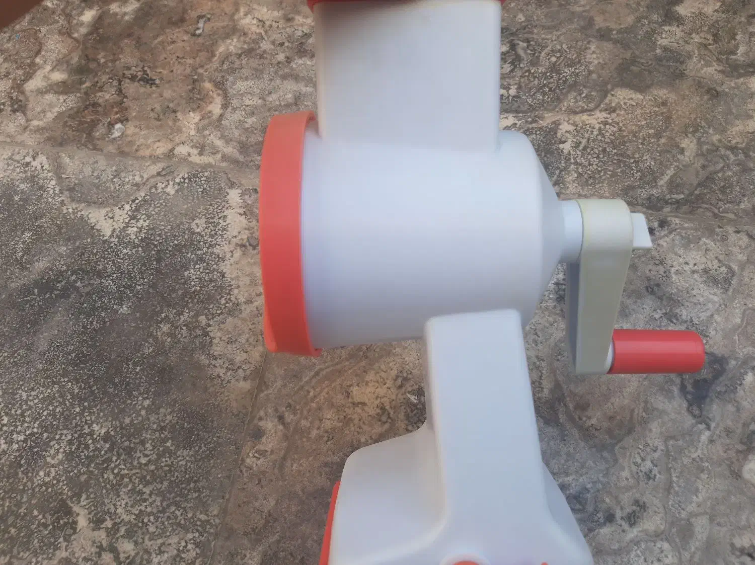 رنده چند کاره|خردکن، آسیاب، غذاساز|قم, قلعه عموحسین|دیوار