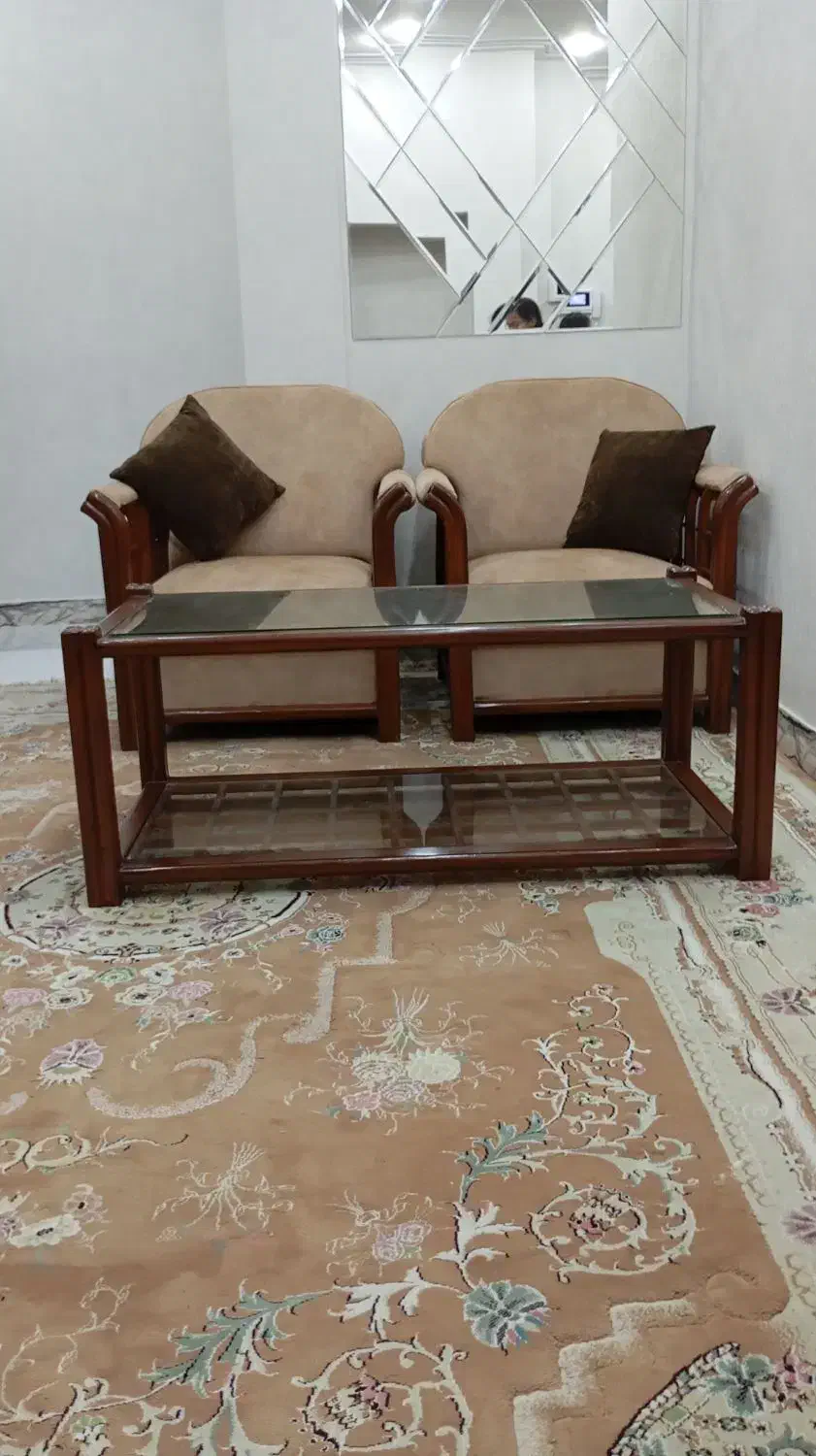 مبل در حد نو|مبلمان خانگی و میز عسلی|رشت, کوی فکوری|دیوار