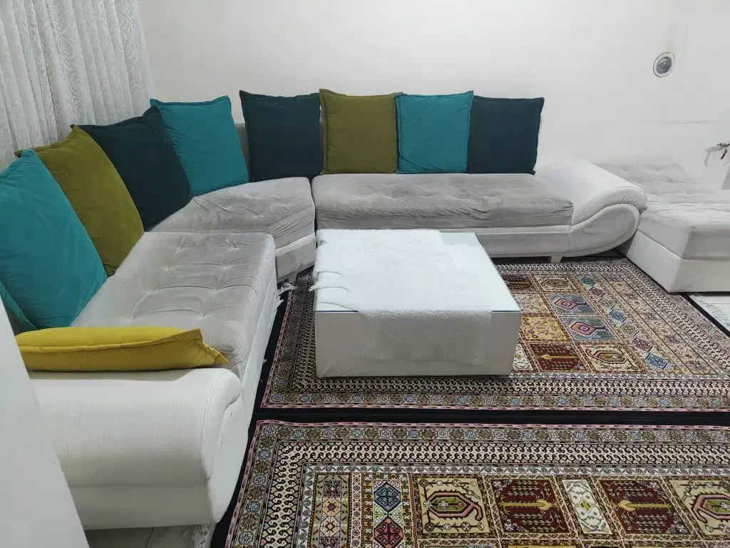 مبل ال سفید وسالم با کوسن های رنگارنگ|مبلمان خانگی و میز عسلی|شیراز, فخرآباد (دروازه کازرون)|دیوار