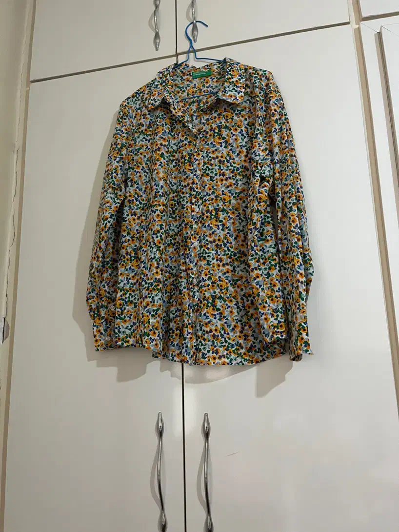 تعدادی لباس|لباس|تبریز, |دیوار