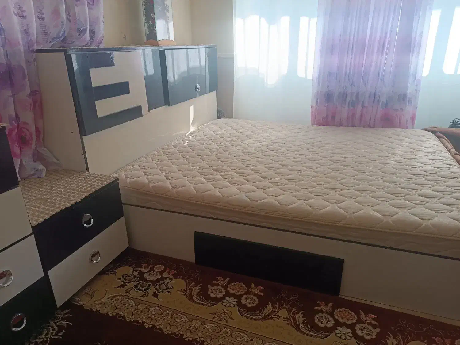 یک عدد تخت خواب دو نفره|تخت و سرویس خواب|سمنان, |دیوار