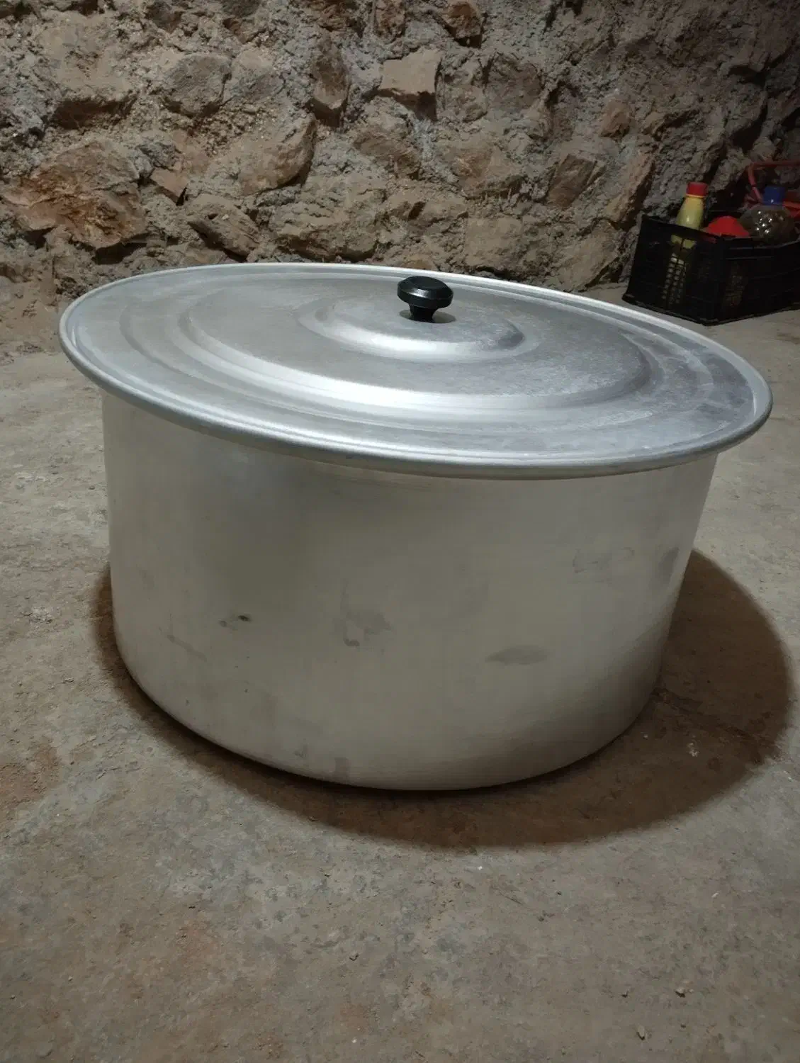 قابلمه روحی|ظروف پختوپز|زنده رود, |دیوار