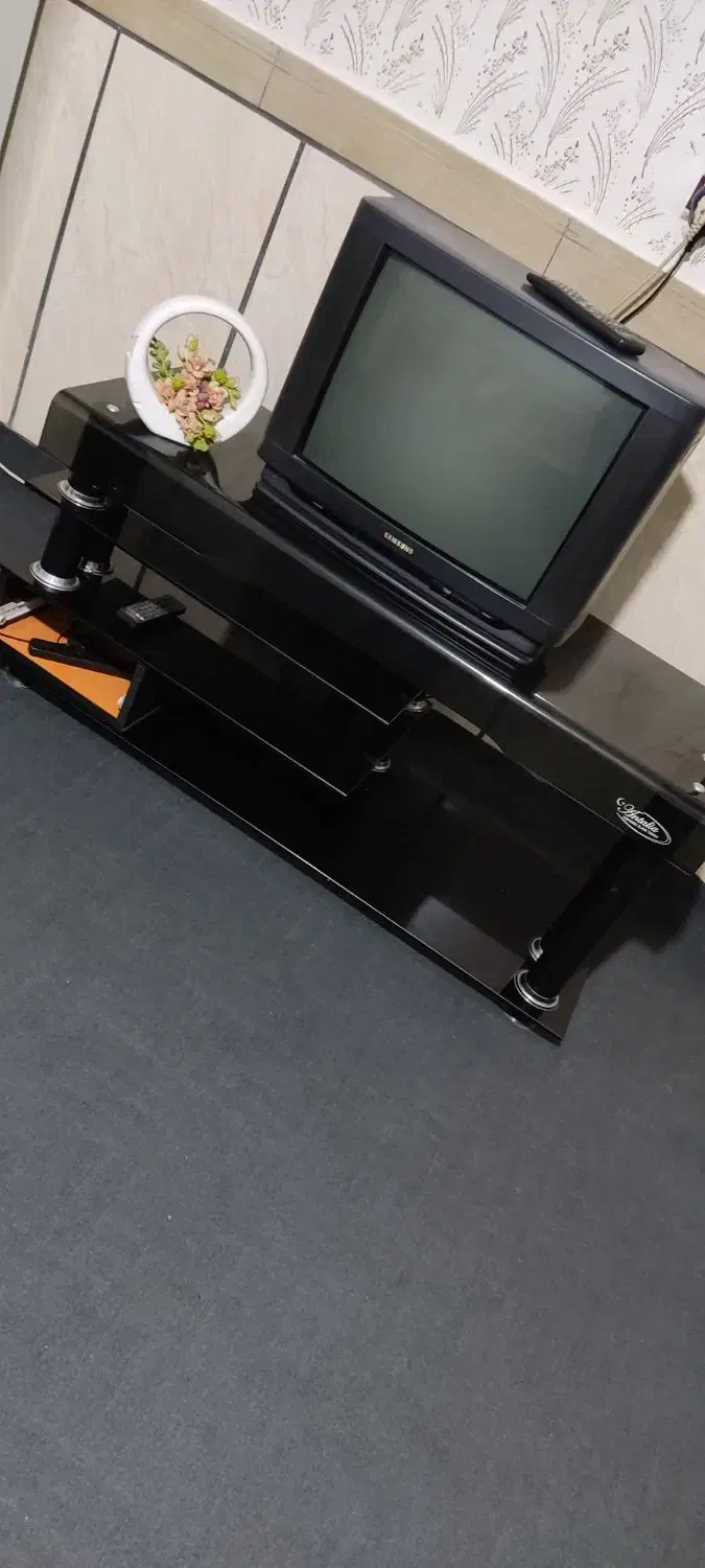 تلویزیون سامسونگ دیجیتال با میز|تلویزیون و پروژکتور|قدس, شهرقدس|دیوار