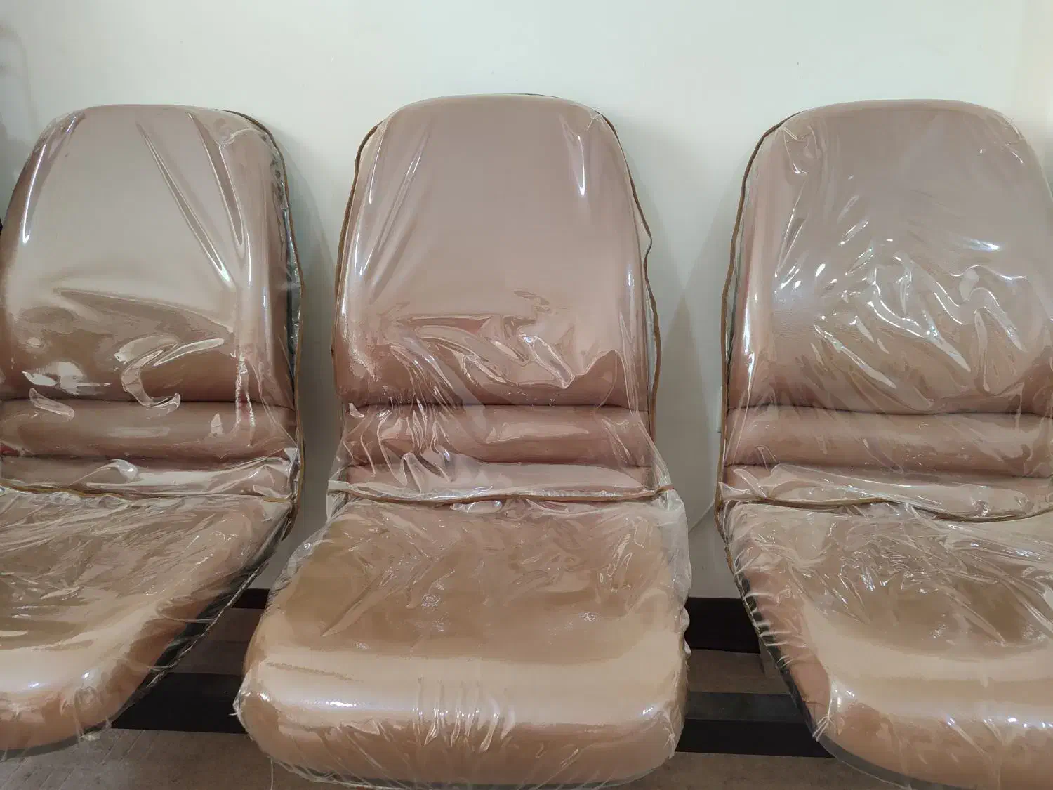 دو صندلی انتظار شش نفره چرمی با کاور نایلونی|مبلمان اداری|ایلام, |دیوار