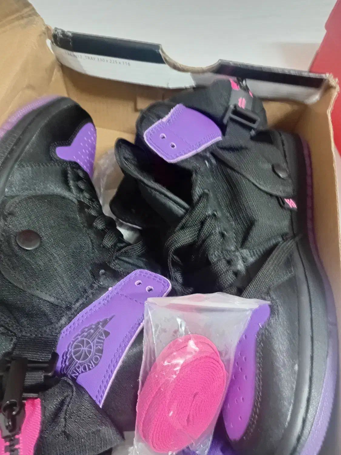 کتونی|کیف، کفش، کمربند|شیراز, فرودگاه شهید دستغیب شیراز|دیوار