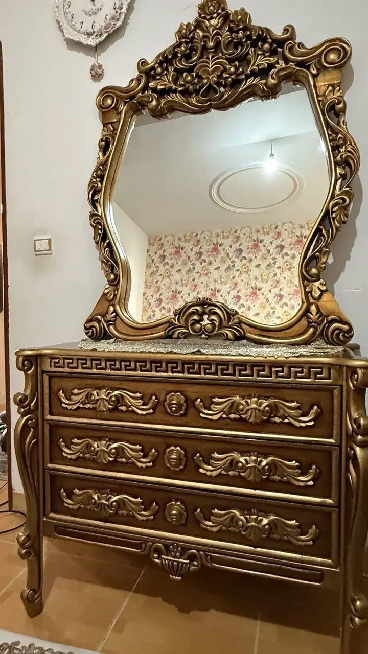 تخت خواب دو نفر سلطنتی در حد نو|تخت و سرویس خواب|صومعهسرا, |دیوار